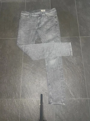 Tiger of Sweden jeans - Snygga grå jeansbyxor från Tiger of Sweden. De har klassisk femficksdesign, raka ben och normal passform. Materialet är slitstarkt jeans och färgen är en cool, tvättad grå ton som passar till det mesta. Hör av dig vid frågor eller prisförslag!🤝