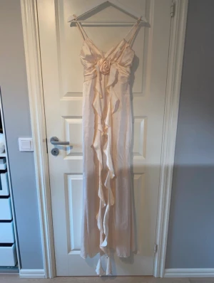 Långklänning - Högst bud 360kr  Använd vid 1 tillfälle vid förlovning. Jätte fin färg och modell. Klänningen har justerbara band, dragkedja vid höger sida samt underklänning. Den har blivit lite damig på smörerna som syns på bild 4, annars är den helt fel fri.   Mått: Passar mig i längden som är 168cm utan klack.  Vid midjan är den cirka 34cm och vid höfterna cirka 44cm  #volangklänning #sjöjungfru #élégant #fest #examen #bröllopsgäst #bal #påsk #födelsedag #förlovning