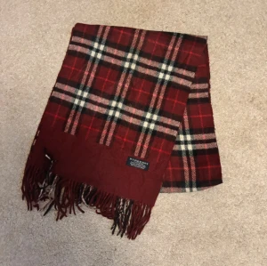 Röd Burberry halsduk - Hej, säljer en vinröd burberry halsduk till dunderpris‼️‼️💯skick 9/10✅✅ skickas nopprad också såklart🧼 DMa📩 vid minsta fundering eller prisförslag🤗🤗