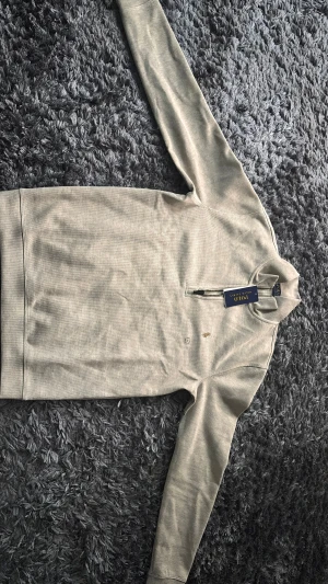 Beige half zip tröja från Polo Ralph Lauren - Säljer den för att den passar ej mig har aldrig använt den priset kan diskuteras 