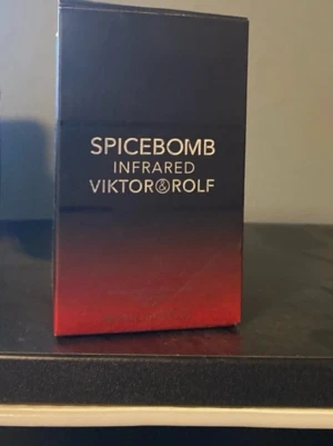 Spicebomb Infrared parfym - Spicebomb Infrared från Viktor & Rolf har en cool och modern design som sticker ut. Perfekt för dig som vill ha något unikt i din samling. Snygg flaska och förpackning – en riktig statement-doft för unga.
