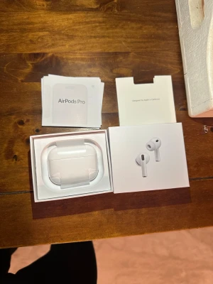 AirPods Pro - Letar du efter en bra julklapp? Jag säljer ett par AirPods Pro 3, helt nya och i originalförpackning. Varför säljer jag dem? Jag fick faktiskt två par i födelsedagspresent den 10 december och vill gärna att det extra paret kommer till någon som behöver det.