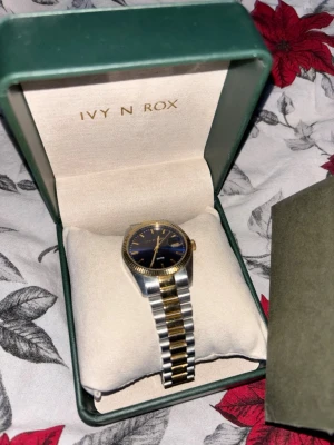 Ivy N Rox klocka  - Bilderna visar en klocka från Ivy N Rox i originalask, batteriet är död.