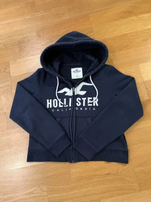 Hollister zip hoodie - Säljer nu en riktigt fet hoodie från hollister, Hoodien är i barnstorlek M men passa någon som är runt 160-165, hoodie är ganska bred i midjan. Priset går att diskutera vid snabb affär👍🏻