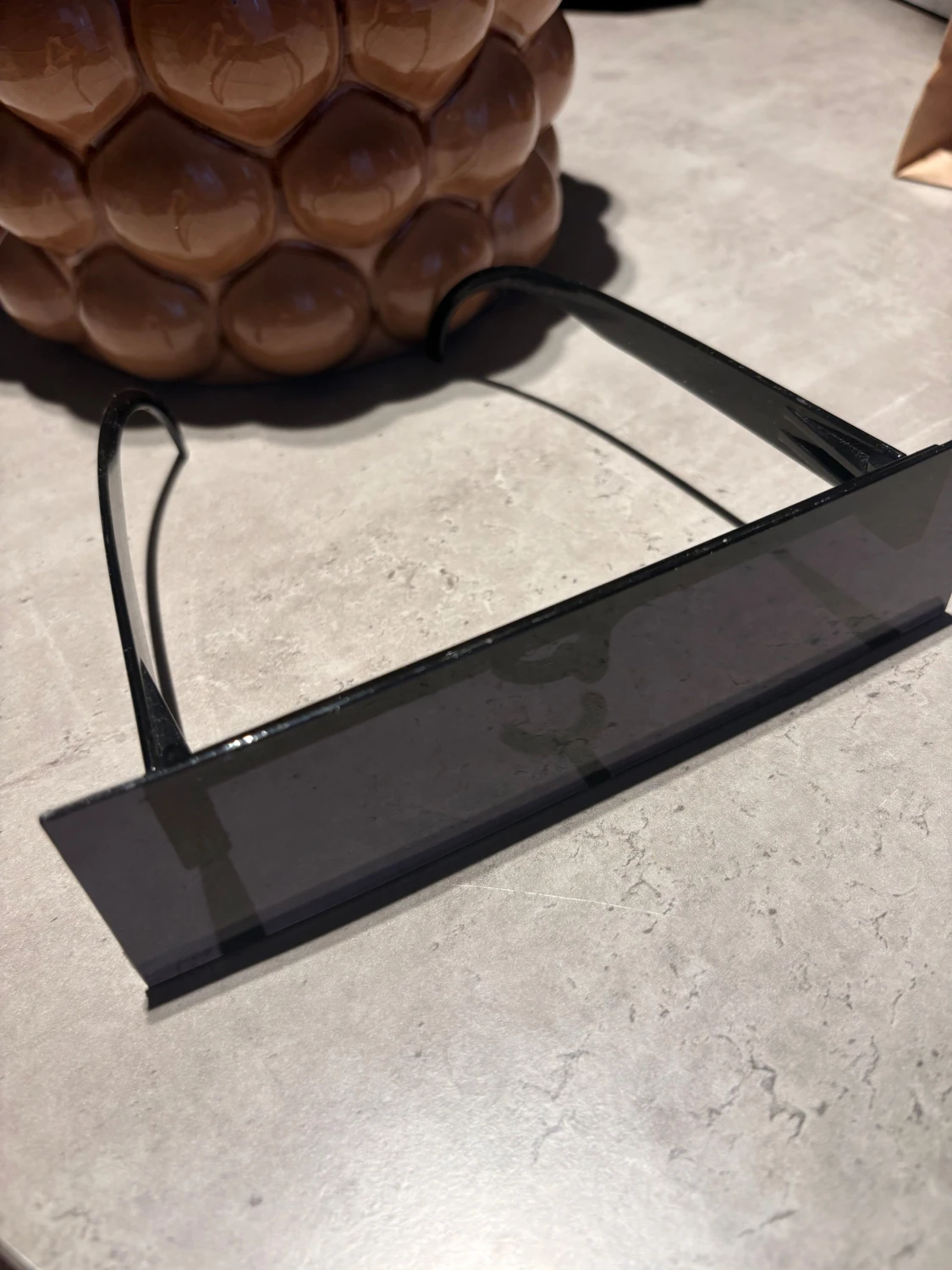 Svarta futuristiska solglasögon