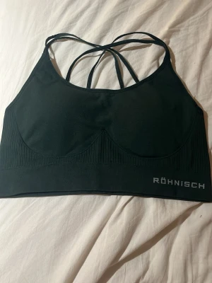 Sport bh - Säljer denna gröna sport bh, den är endast testad, aldrig använd! Den är i ett skönt luftigt material och är i en mörkgrön färg:)