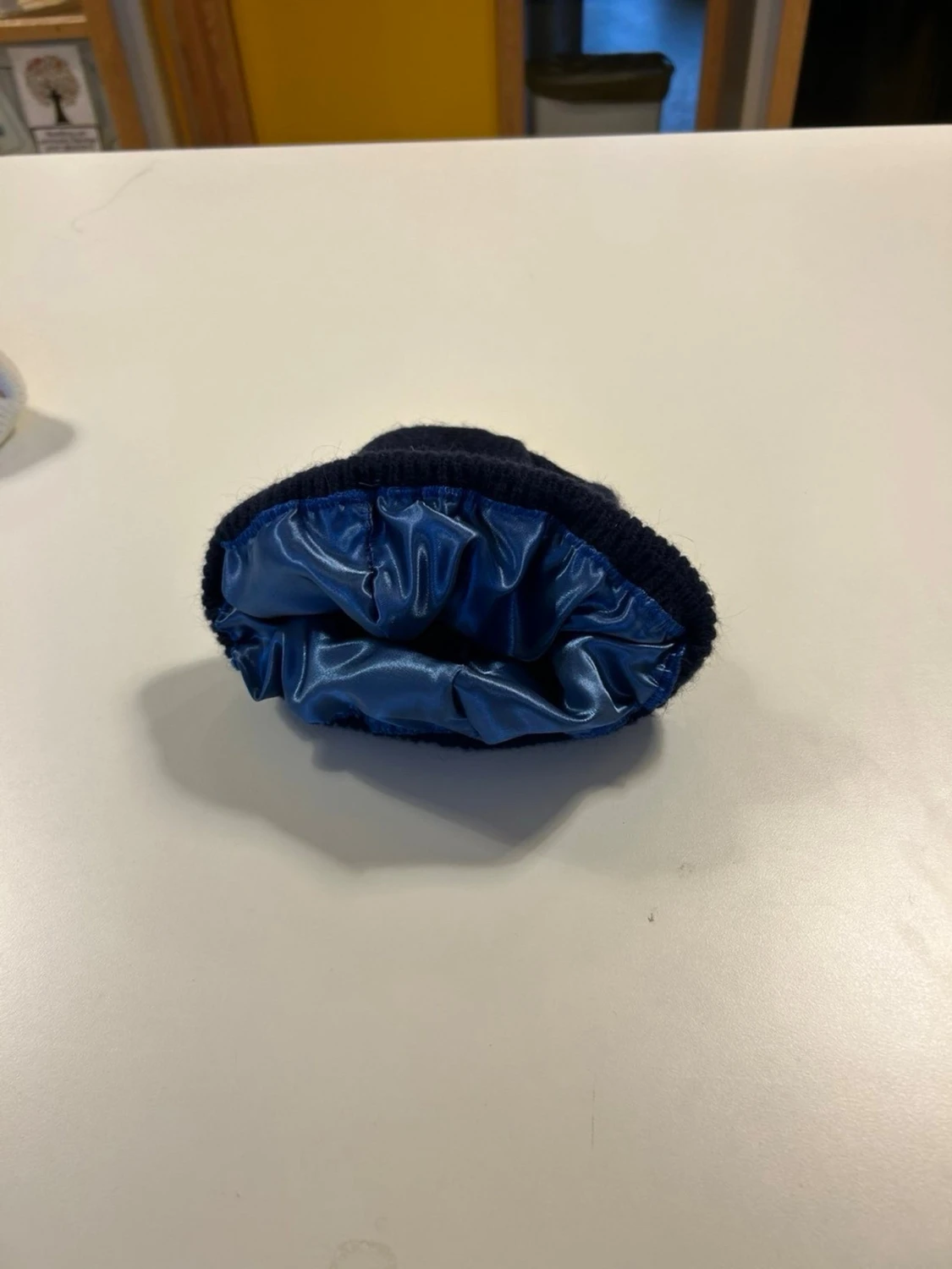 Mörkblå stickad mössa med satin  - 1