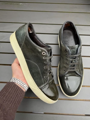 Lanvins - Supersnygga lanvins! Uk11 motsvarar 44-45! Skick 7/10, slitna hälar( på insidan) nypris 5000kr! Box och nya extrasnören ingår! Hör av dig vid minsta fundering 🤩