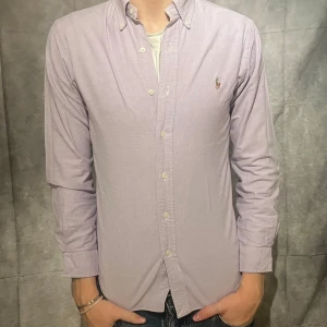 Skjorta från Ralph Lauren - Tja! Vi säljer en snygg ljusrosa skjorta från Ralph lauren! Vid frågor och funderingar hör av er!