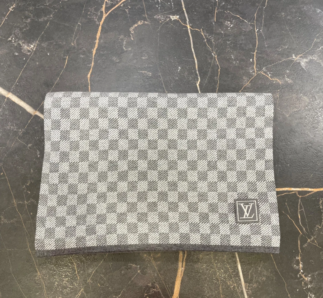 Grå rutig Louis Vuitton mössa och halsduk  - 2