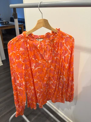 Luftig och elegant blus - Perfekt för sommaren eller jobbet