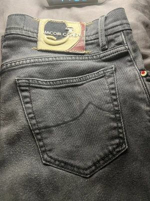 Jacob Cohen svarta jeans, storlek 33 - Snygga svarta jeans från Jacob Cohen i modellen MOD. Strl 33 och i bra skick. Skriv hur lång du är så svarar jag om de passar eller inte!