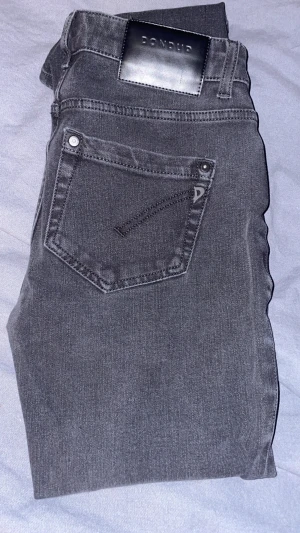 Dondup jeans - Hej jag säljer ett par svarta dondup jeans i storlek w28 L32 det är i modellen monroe skinny fit och dom är i bra skick skriv vid minsta fråga eller fundering🍾