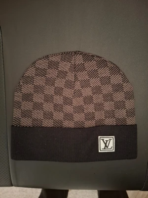 Svart mössa - Svart Louis Vuitton mössa i storlek one size, använd fåtal gånger, pris kan diskuteras