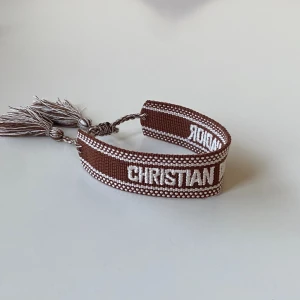 Christian dior armband - Helt ny Christian dior armband. Aldrig använd. Fraktar inom 24 timmar. 