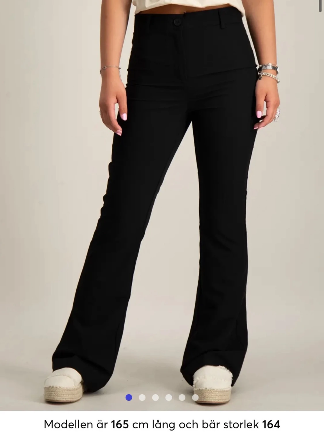 Svarta bootcut byxor hög midja