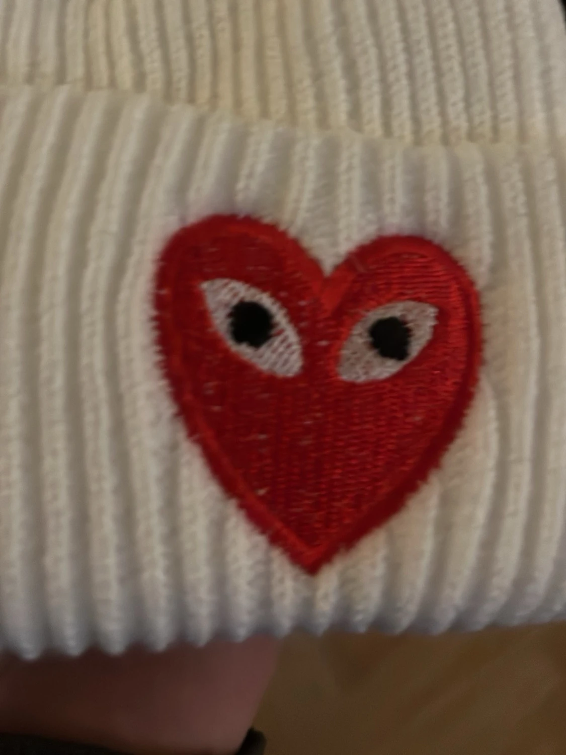 Vit ribbad mössa med hjärtdetalj - 3