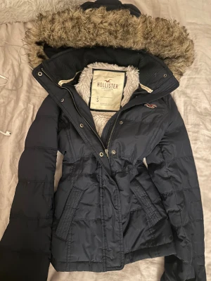 Hollister jacka  - Snygg vintage Hollister jacka, navy blue. Pälskragen är lite sträv med går att mjuka till❤️
