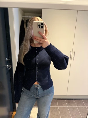 Mörkblå kofta med knappar - Snygg mörkblå kofta från ginatricot i strl xs i fint skick🫶🏻