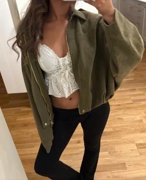 Olivgrön Zara jacka  - Säljer en oversized olivgrön mockajacka från Zara i S🤍