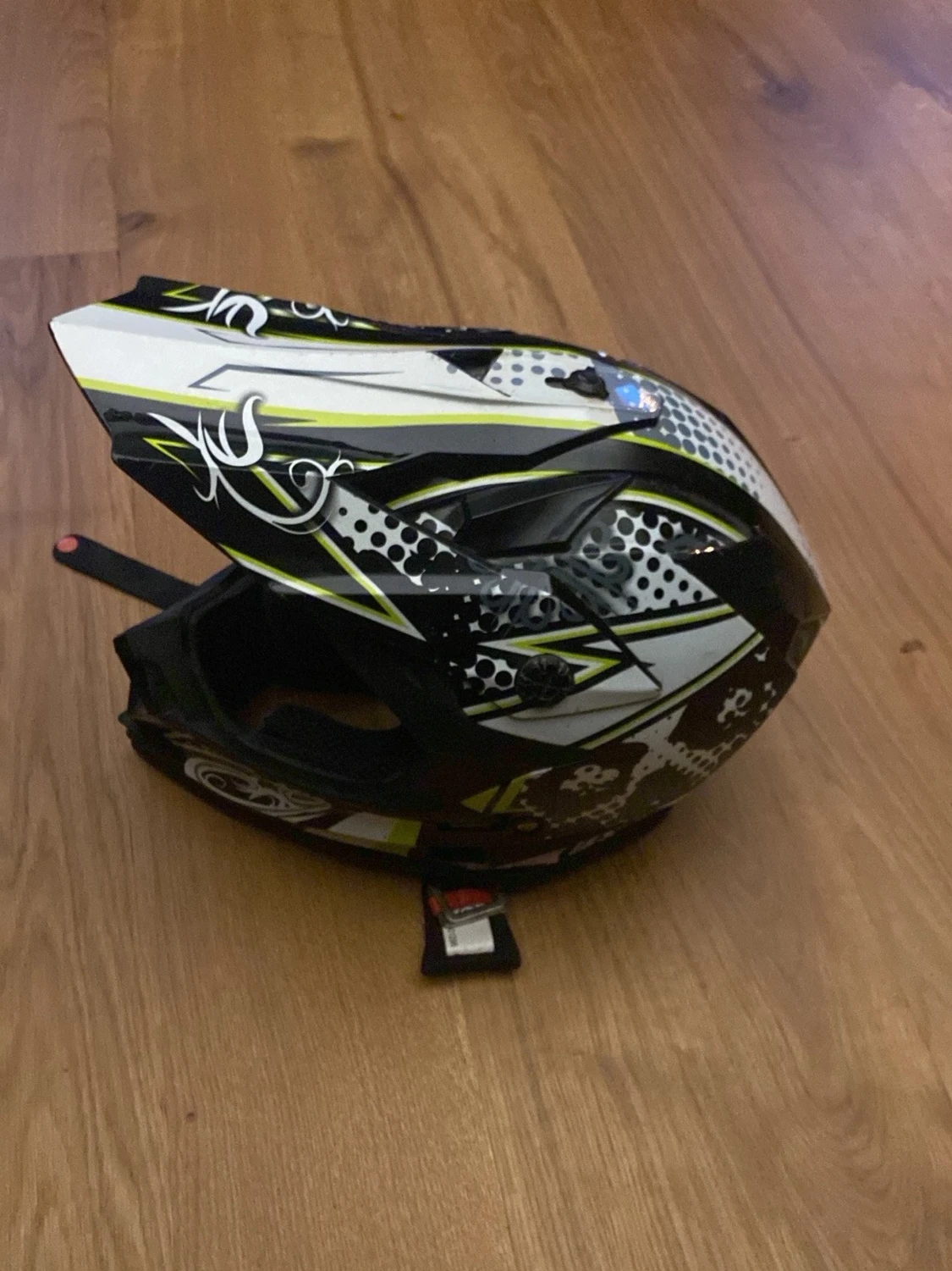 Svart och vit motocrosshjälm med mönster - 1