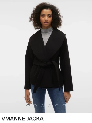 Svart kappa - Svart kort kappa från Vero moda. Den är använd men i fint skick. 