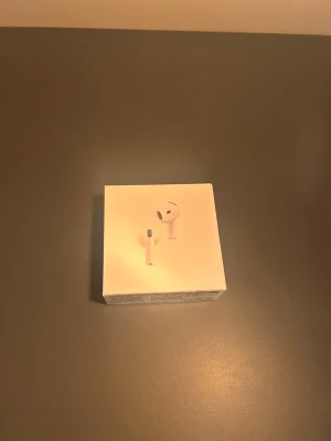 AirPods 4 ANC - Nya Apple AirPods 4 med Active Noise Cancellation (ANC) i originalförpackning. Trådlösa hörlurar med laddningsetui, kompatibla med USB-C laddare. Förpackningen är i fint skick utan synligt slitage. Perfekt för musik, samtal och brusreducering.