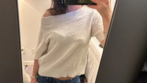 Vit offshoulder stickad tröja - Säljer denna vita/krämvita stickade T-shirten från Gina Tricot som är i storlek 146/152 men sitter som en xs som jag använder. Den är off shoulder men kan användas som vanligt också. Den är bara använd några få gånger och är i väldigt fint skick. Ställ gärna frågor💘