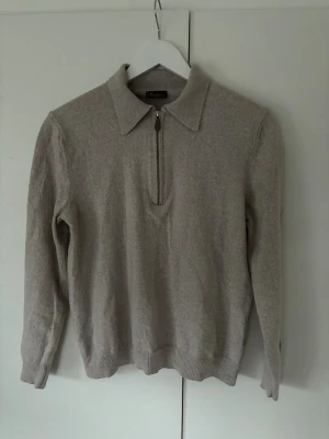 Stenströms half zip - Sjukt snygg grå populär merinoulls half zip av högsta kvalite från Stenströms i storlek XS. Grym passform passar till allt helt perfekt nu till vintern och helt ny i skicket!