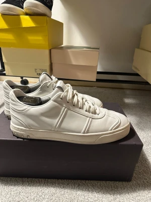 Valentino flycrew - Säljer mina Valentino Flycrew, riktigt eftertraktade och stilrena sneakers 😄. De är i italiensk storlek 40,5 vilket motsvarar ungefär EU 41–42, och innersulan är ca 27 cm. Skorna är i väldigt fint skick, skulle säga 9/10, utan skador eller större märken  bara lite slitage under ena sulan som syns på bilden men knappt märks i verkligheten. Saknar inte heller några nitar. Hör gärna av dig om du har några frågor!💯