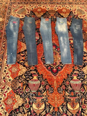5 Dsquared 2 jeans 👖  - Nu har ni möjligheten att köpa alla dessa Dsquared jeans för endast 4399kr nypris 26999kr för alla. Fråga mig vid frågor mvh CH