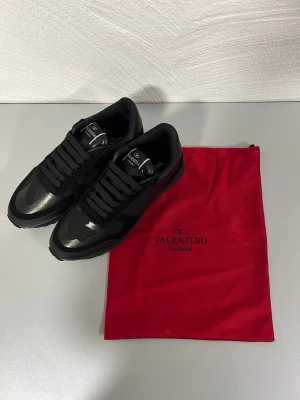Valentino garavani rockrunner - Säljer ett par Valentino skor i storlek 42. Skorna har använts men väldigt sparsamt så endast några få gånger. Har tyvärr inte kvar boxen men den medföljer med en dustbag. Priset kan diskuteras vid snabb affär. 