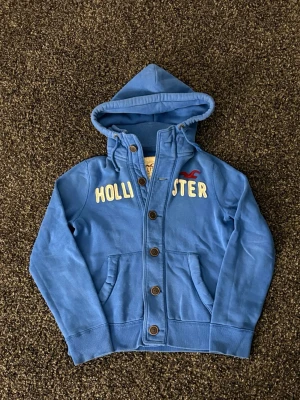 Hollister cardigan~sällsynt   - Säljer nu denna väldigt eftertraktade hollister cardiganen. Skick 9/10, sjukt snygg och unik. Denna blir såld fort så skynda! Obs går ner i pris vid snabb affär! 