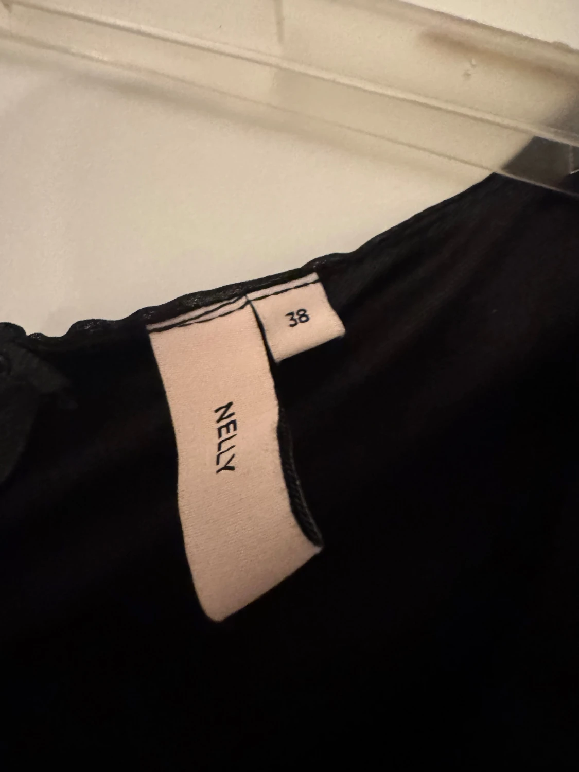 Svart prickig omlottklänning Nelly - 1