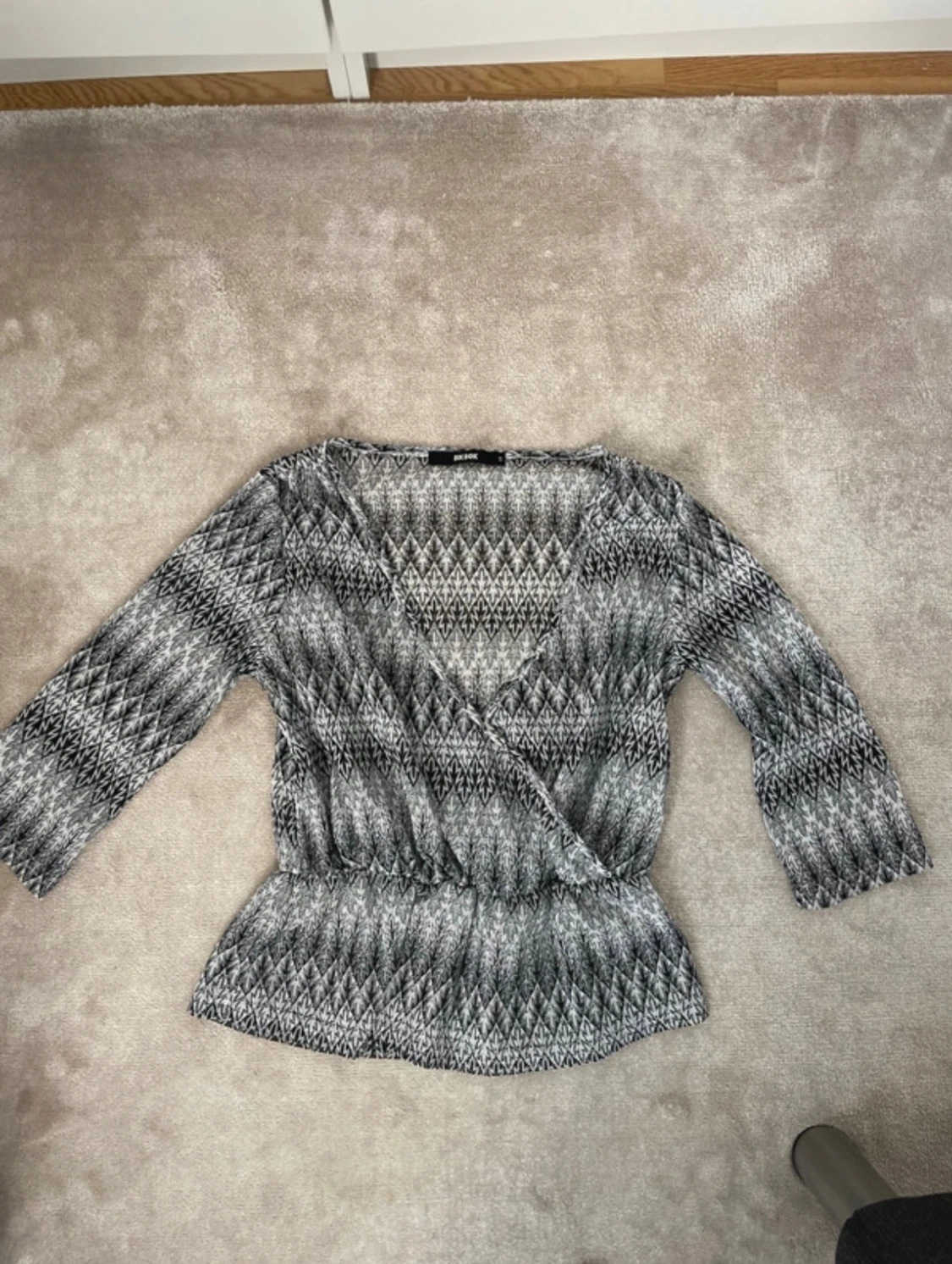 Svartvit omlottopp från Bik Bok