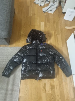 Polo glänsig jacka helt ny - Helt ny polo jacka utan problem alls. Fraktas samma dag vid köp.