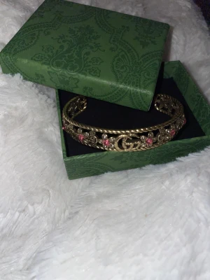 Armband - Guld - Guld armband, inspirerade. 🌸 fastpris 75:-. Onesize! Extra gåva vid snabbköp!