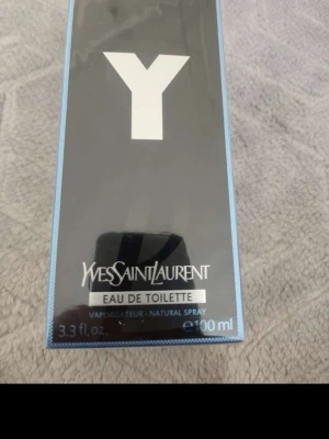 Yves Saint Laurent Y EdT 100ml - Yves Saint Laurent Y Eau de Toilette, 100 ml. En ikonisk doft i snygg förpackning, perfekt för dig som vill sticka ut och visa din stil. Passar dig som gillar trendiga och moderna parfymer.