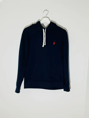 Ralph Lauren Hoodie Navyblå - Super snygg Navyblå/mörkblå Ralph Lauren hoodie.