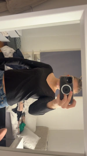 svart blommig långärmad tröja JDY - Snygg svart långärmad tröja från JDY i storlek S. Tröjan har ett blommigt mönster och v-ringad hals. Materialet är mjukt och bekvämt,