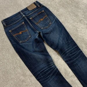 Nudie Japanese Selvage Jeans - Nudie Selvage Jeans! | Modell: Lean Dean | Skick 9/10 mycket bra | *hål Vänster ficka+ slitna ! (Bild 5,6) | Lagas vid köp (+100kr) | Nypris ca 2500kr | Mitt pris 1299kr | Midja: 38.5cm | Ytterbenslängd: 105cm | Benöppning: 15.5cm | Lår: 27cm |  Kom gärna pm vid frågor eller funderingar | Postas eller möts upp i Gävle!