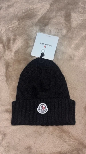 Moncler mössa - Säljer en moncler mössa perfekt för kalla dagar och dig som gillar märken och mode kom dm för eventuella frågor 🧐pris kan diskuteras 💯. 