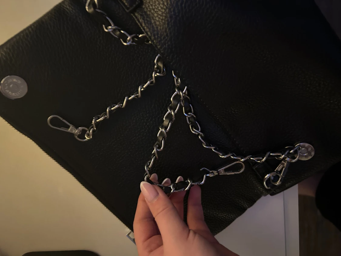 Fin svart väska med silver detaljer - 1