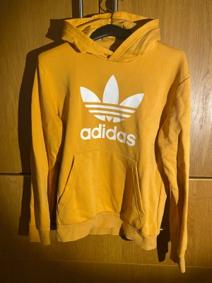 Adidas hoodie  - Snygg senapsgul hoodie. Fint begagnat skick. Inga defekter.