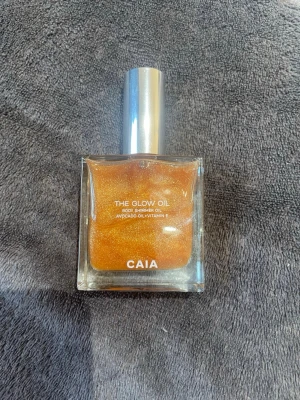 CAIA The Glow Oil Body Shimmer🫶🏻 - CAIA The Glow Oil är en lyxig body shimmer-olja med avokadoolja och vitamin E. Kommer i en fyrkantig glasflaska med silvrig pump. Oljan har en gyllene, skimrande färg som ger glow till huden. Vegansk produkt, 50 ml. Den är använd några få gånger, men den är fortfarande som ny och väldigt mycket kvar! Den luktar jättegott och är superfin! Säljer då den ej kommer till användning🤍