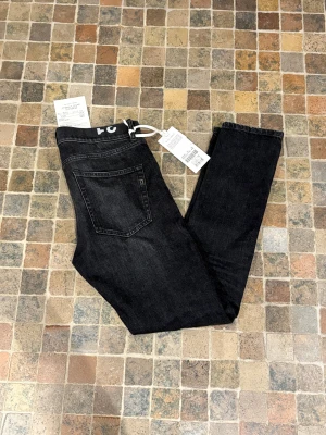 Dondup Jeans Icon - Klassiska eleganta jeans från Dondup Icon Regular Fit || Färgen är svart och storlek är 31 || Köpta i butik så allt original finns kvar såsom lappar och original kvitto || Skicket på jeansen är nyskick med allt kvar aldrig tvättats. Perfekt som en julklapp prioriterar snabba affärer 😊