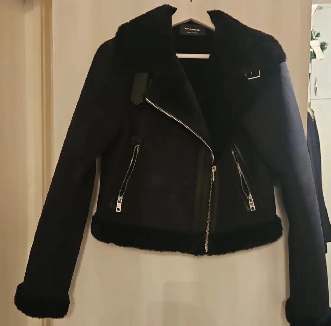 Svart pälsjacka från Pull&Bear - 1