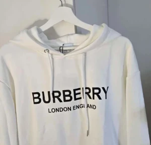 Burrbery tröja  - Nu är denna Burrbery tröja tillbaks i storlek S, hör av er vid frågor.   Finns att hämta i Karlstad, annars går det bra med frakt  🚚 📦 