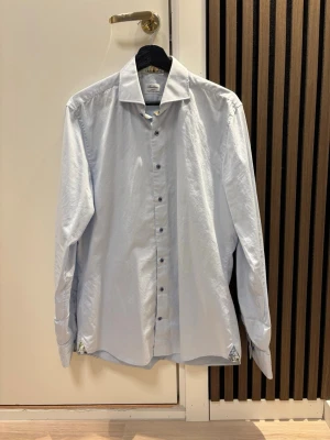 Ljusblå skjorta Stenströms Slimline - Ljusblå skjorta från Stenströms i slimline-modell, tillverkad i exklusiv bomull. Skjortan har långa ärmar, mörka knappar och snygga blommiga detaljer på insidan av krage och manschetter. Perfekt för dig som gillar stilrena plagg med en twist. Kom dm för eventuella frågor 🧐🤩pris kan alltid diskuteras 💯😇storleken är 16/41 så passar ungeför L och M