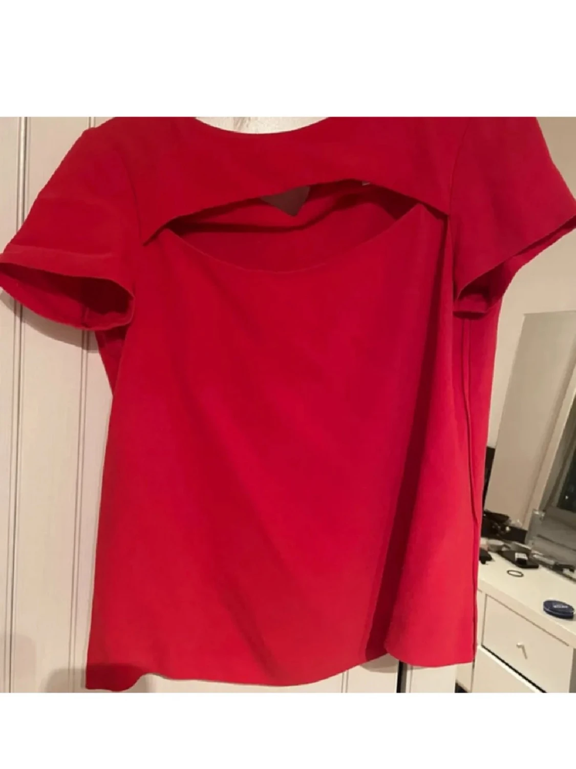 Röd blus med cut-out från Maje